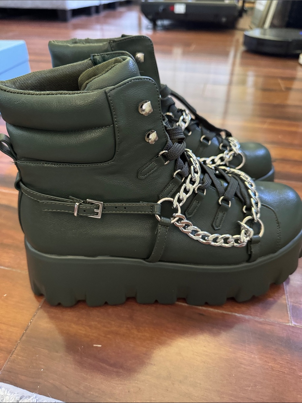 Cape Robbin Olive Green Chunky Lace-Up Chain Combat BootsNWOT/box
